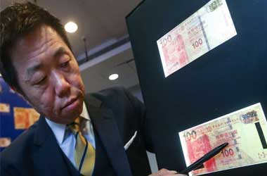 Cheng Ka-Wai with counterfeit Hong Kong currency